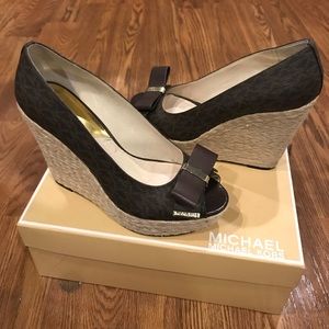 Michael Kors Meg wedge MK signature size 9.5M
